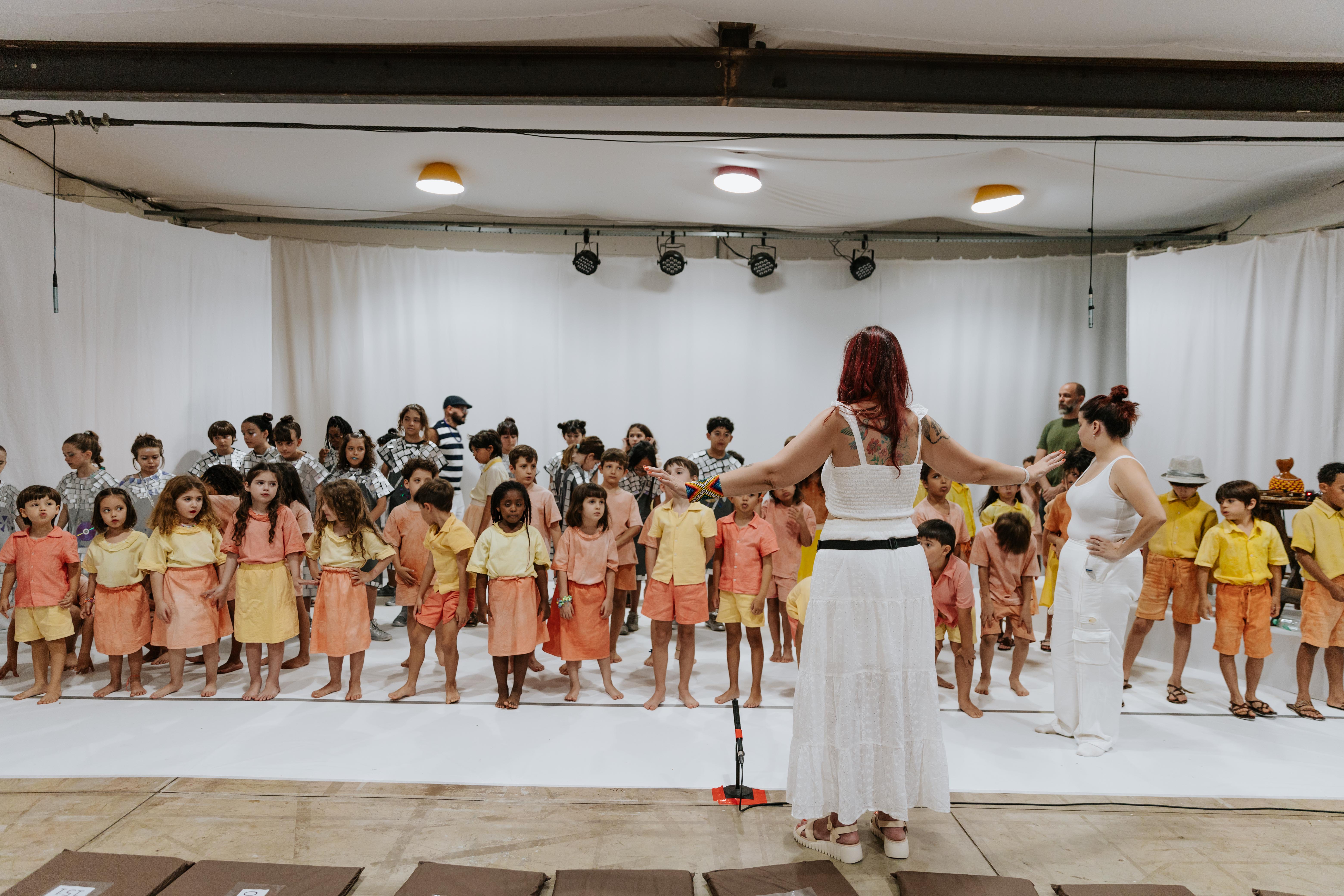 Sala de aula iluminada e organizada
