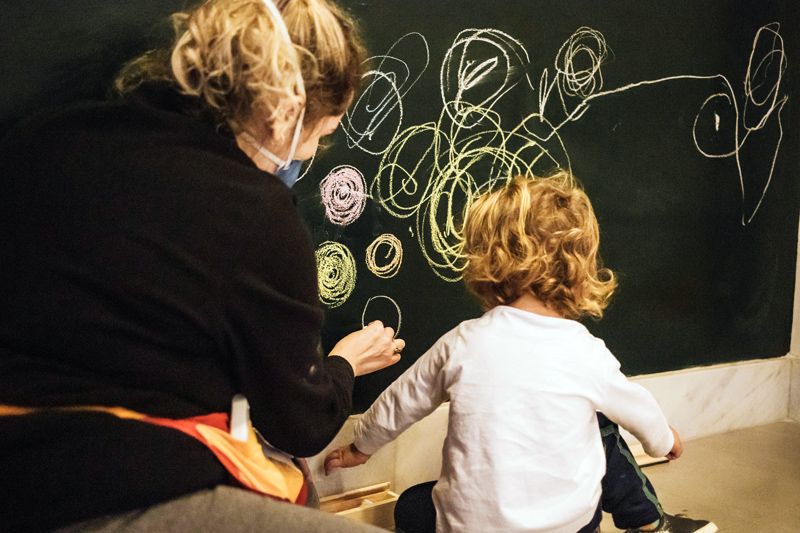 Criança desenhando na lousa
