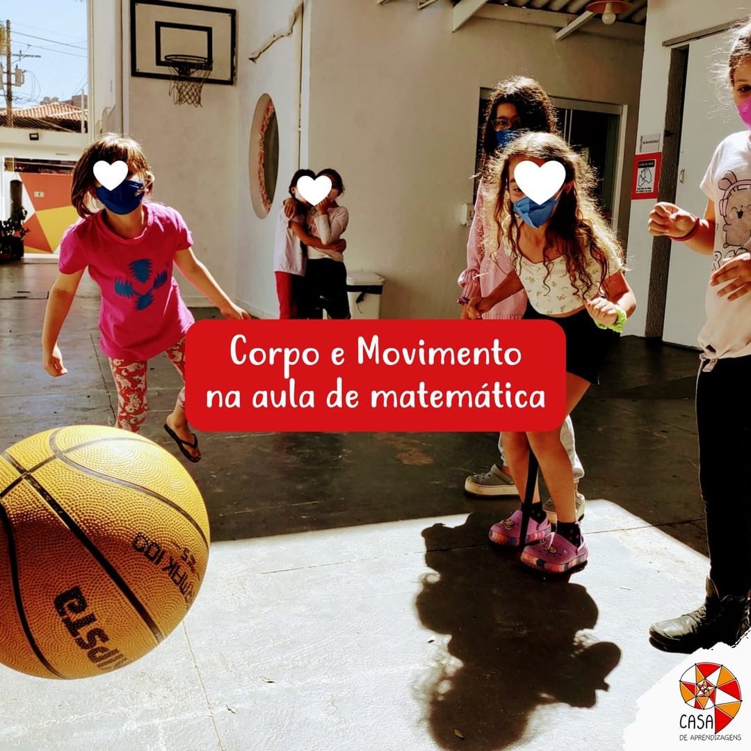 Crianças jogando bola