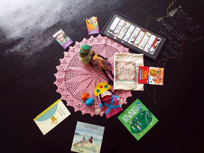 Criança lendo livro